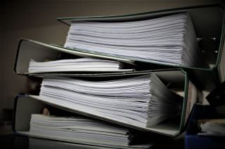 Rapport d'expertise immobilière et sa date de valeur Dossier d'expertise et documents posés sur un bureau