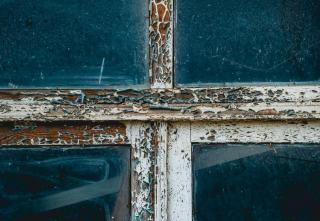Fenetres anciennes d'une maison mal isolee un matin d'hiver