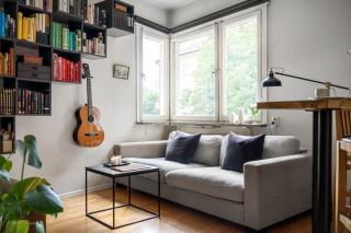Séjour d'un appartement ancien avec parquet et grandes fenêtres