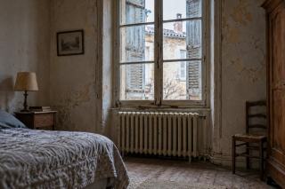 Fenetres anciennes d'une maison mal isolee un matin d'hiver